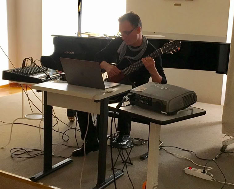 Foto in bianco e nero con chitarra classica